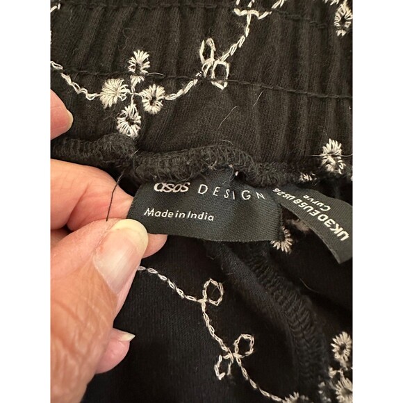 ASOS DESIGN broderie flippy short in‎ black and white embroidery. Cute, SZ 26 US - Picture 8 of 11